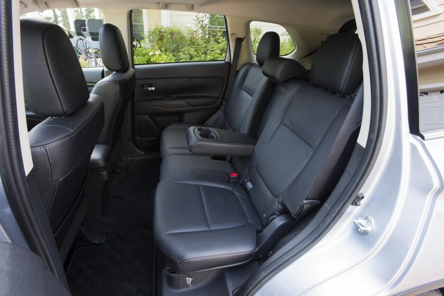 Интерьер Mitsubishi Outlander GT 2016 года  (фото 26 из 56)